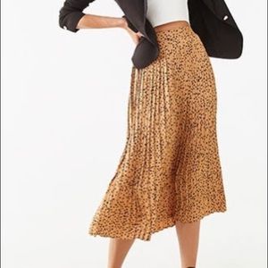 ☀️ Dot Print Pleated Midi Skirt NEVER WORN SIZE M